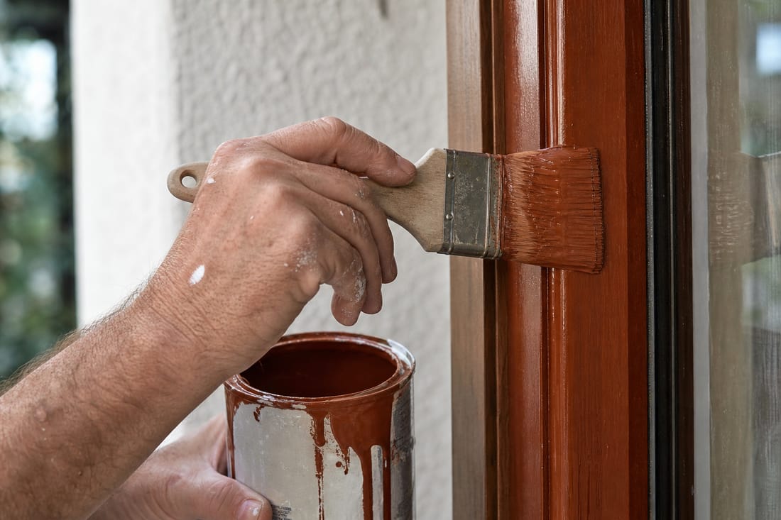 Beispiel: Maler streicht einen Rahmen mit dem Pinsel