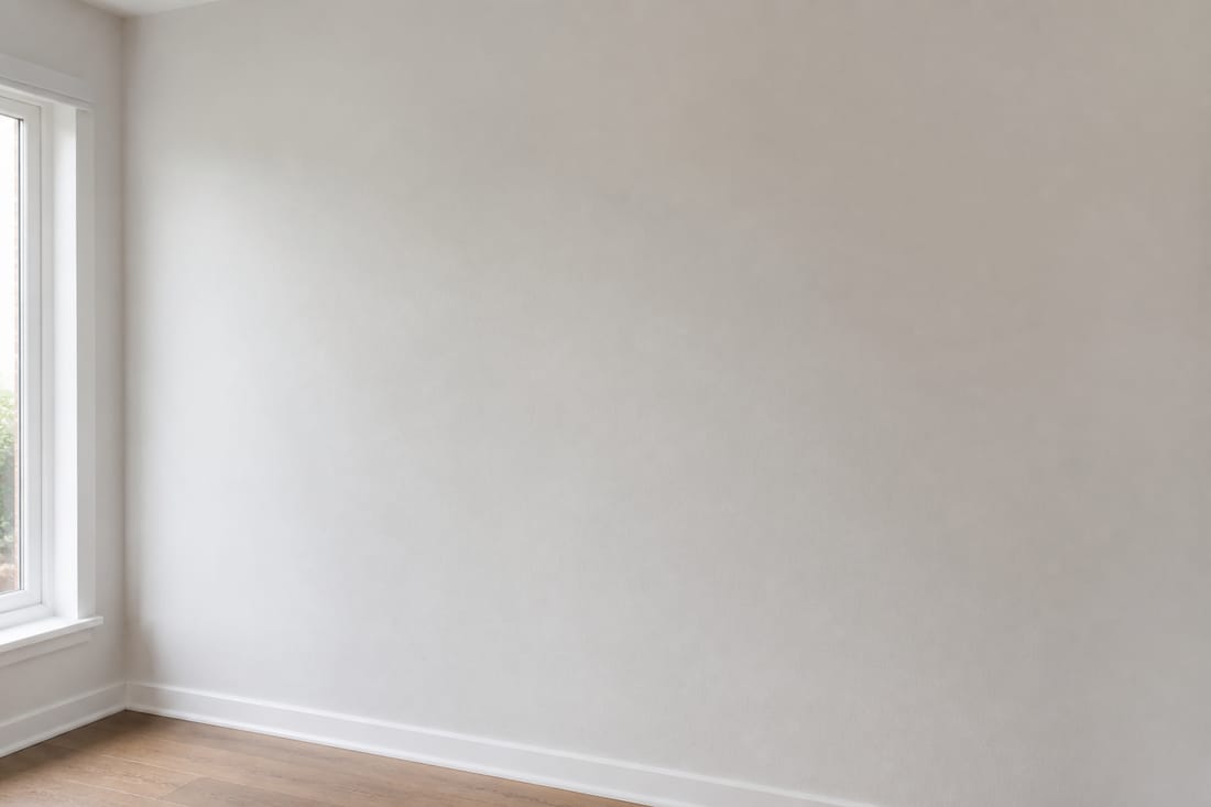 Beispiel: frisch gestrichene Innenwand in hellem Weiss