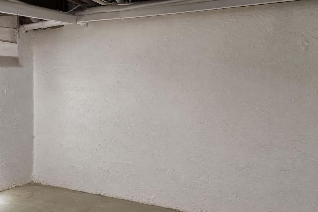 Beispiel: frisch gestrichene Kellerwand
