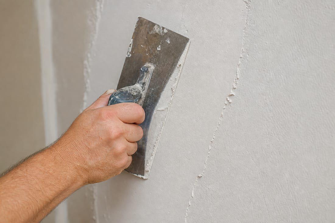 Beispiel: Spachtelmasse auf einer Wand vor dem Anstrich