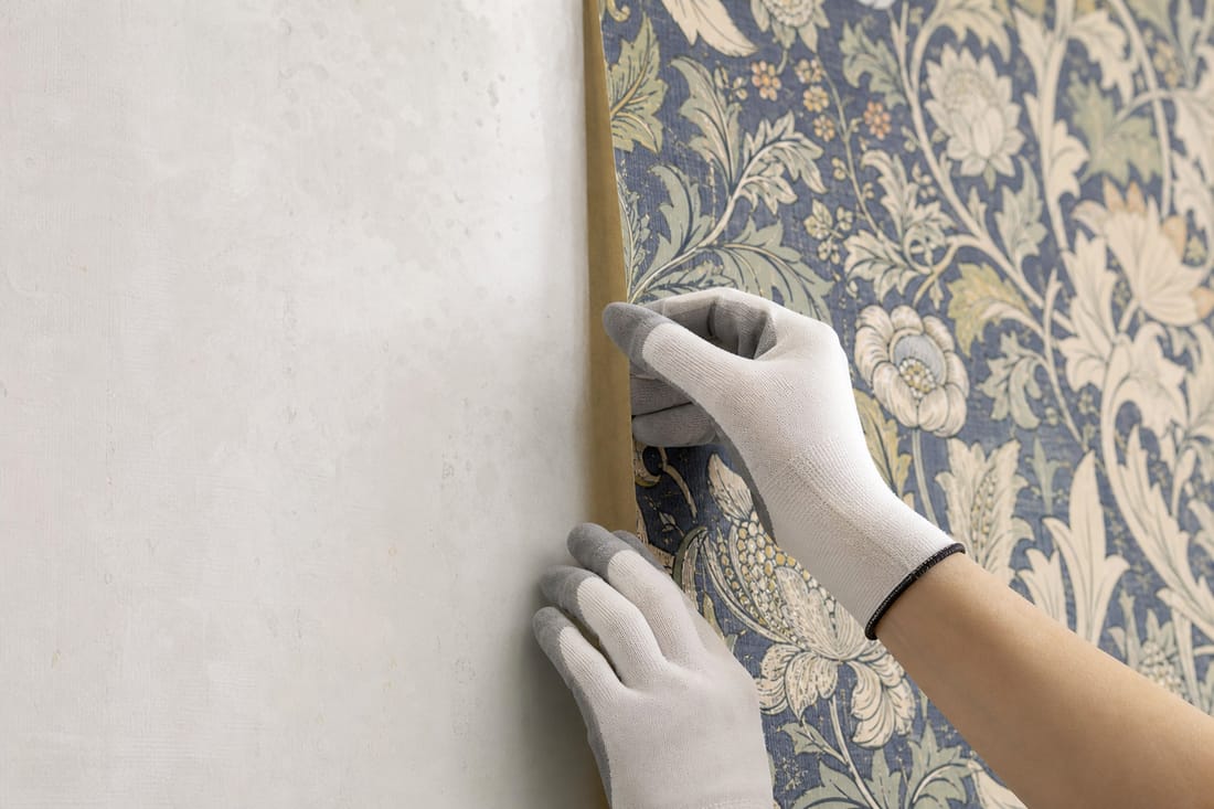 Beispiel: Tapezieren einer Wand in Nahaufnahme